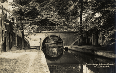 601927 Gezicht op de Paulusbrug over de Nieuwegracht te Utrecht.